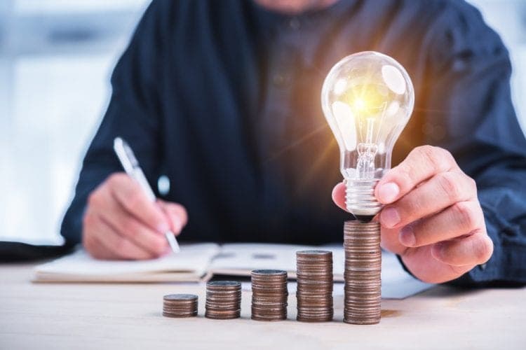 El Gobierno baja el IVA de la luz al 10%