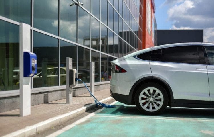 Pagar el parking con la luz de tu coche eléctrico