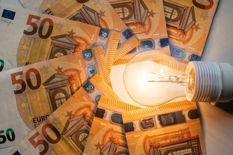 La tarifa regulada de luz pierde un millón de clientes